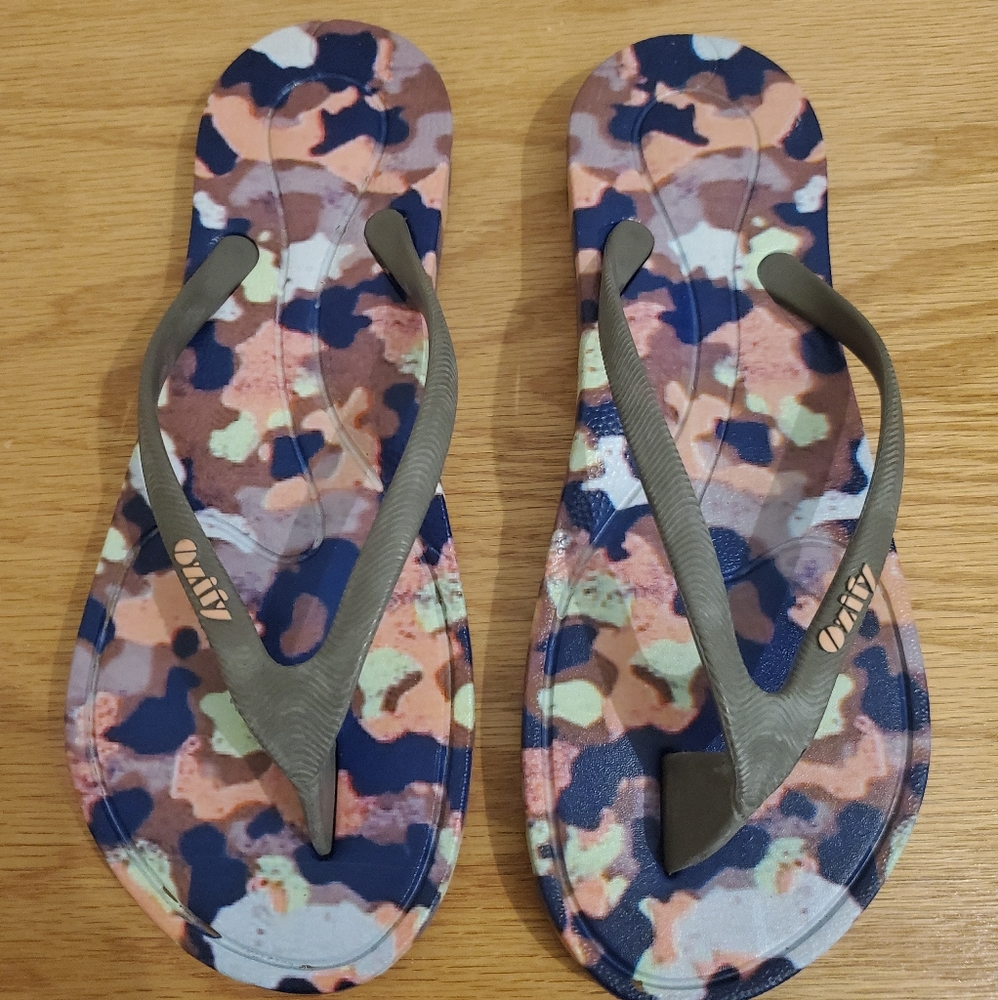 Women's designer flip flop sandals sz 7